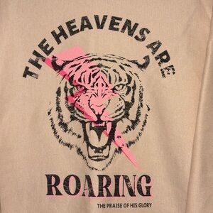 Graphic Tiger 'The Heavens Are Roaring' Tee - Pink & Black